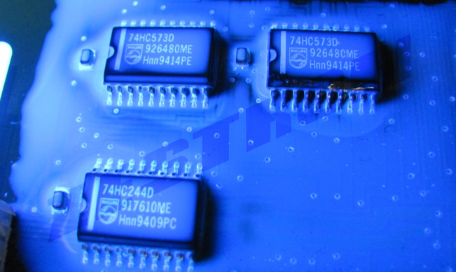 三防是什么?防潮、防盐雾、防霉.紫光灯下PCBA涂覆层